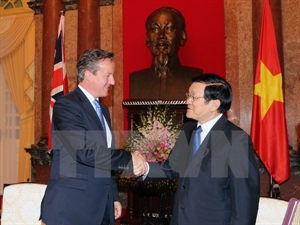 State President Truong Tan Sang (R) and UK Prime Minister David Cameron.