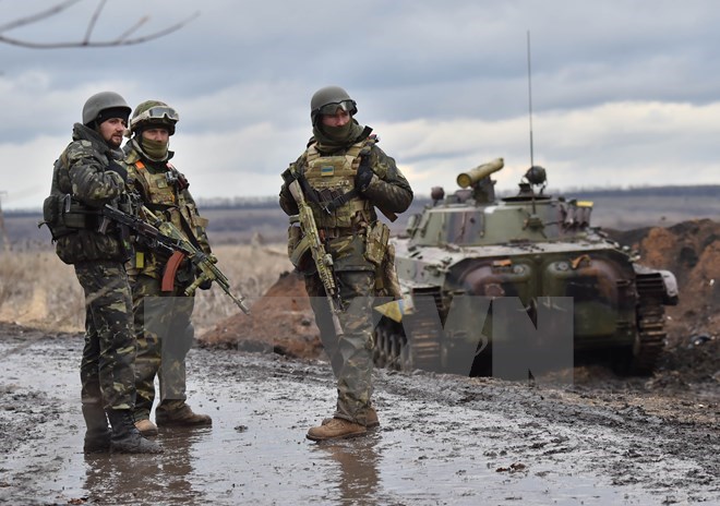 Binh sỹ quân đội Ukraine tại khu vực chiến sự ở ngoại ô thành phố Debaltseve, vùng Donetsk, miền Đông Ukraine ngày 24/12/2014. (Nguồn: AFP/TTXVN)