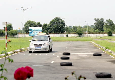 Học viên trong giờ thực hành tại Trung tâm đào tạo và sát hạch lái xe, phường Bửu Long, TP.Biên Hòa.