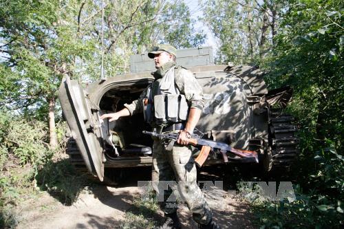 Lực lượng ly khai ở Donetsk bắt đầu rút xe quân sự và vũ khí hạng nhẹ, cách khu vực giới tuyến khoảng 3 km ngày 21/7. Ảnh: AFP/TTXVN