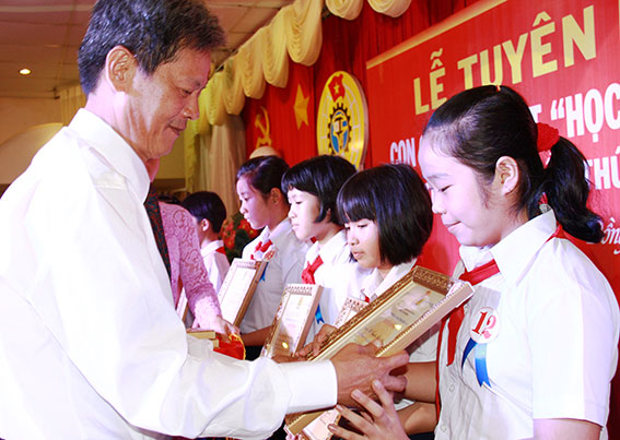 196 scholarships for outstanding students