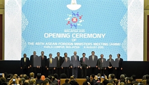 ASEAN Foreign Ministers pose for photo at the opening ceremony (Photo: AFP/VNA)