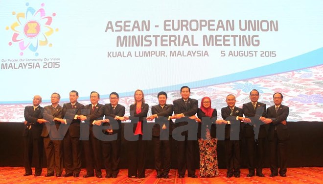 Các trưởng đoàn dự hội nghị bộ trưởng ngoại giao ASEAN-EU chụp ảnh chung. (Ảnh: Vietnam+)