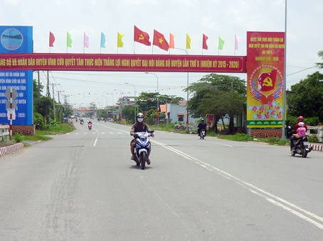 Hệ thống giao thông huyện Vĩnh Cửu không ngừng được hoàn thiện. Trong ảnh: Tỉnh lộ 768 qua địa bàn huyện Vĩnh Cửu được nâng cấp rộng rãi, sạch đẹp.