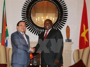 Deputy Prime Minister Hoang Trung Hai and South African Vice President Cyril Ramaphosa (R).