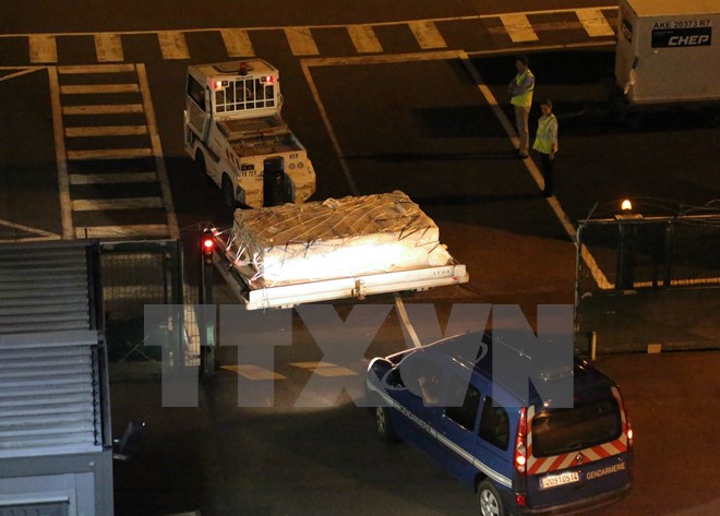 Mảnh vỡ được cho là của máy bay Boeing 777 về tới sân bay Roland Garros ở Saint-Marie ngày 31/7. (Nguồn: AFP/TTXVN)