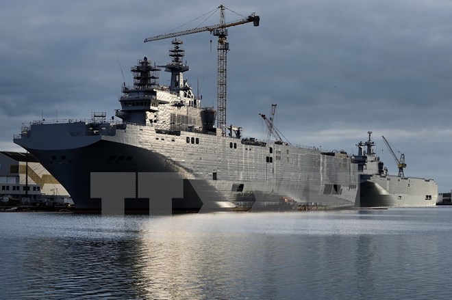 Tàu chiến lớp Mistral neo đậu tại Saint-Nazaire. (Nguồn: AFP/ TTXVN)