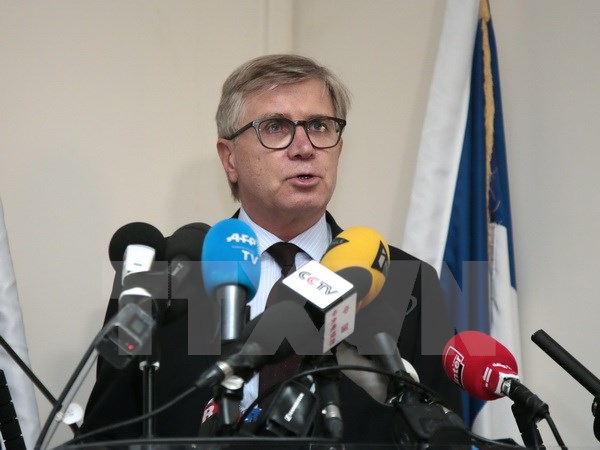 Công tố viên cấp cao Pháp Serge Mackowiak trong cuộc họp báo công bố kết quả điều tra mảnh vỡ máy bay tìm thấy ở đảo Reunion ngày 5/8. (Ảnh: AFP/TTXVN)