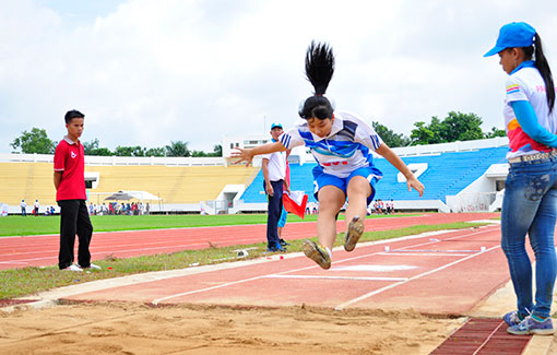 VĐV thi đấu môn nhảy xa