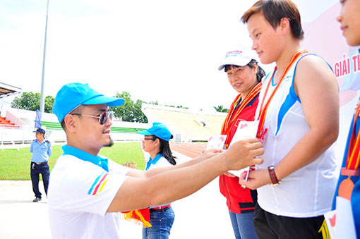 ... và trao thưởng cho các VĐV giành thành tích cao