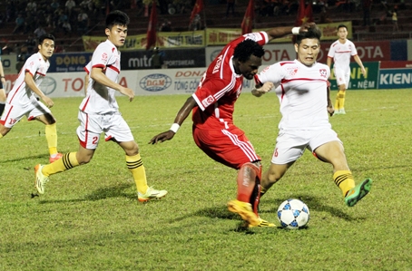 Đồng Nai (áo sậm) trong trận hòa 1-1 với Hải Phòng trên sân nhà ở vòng 7 V.League 2015.  Ảnh: HUY ANH