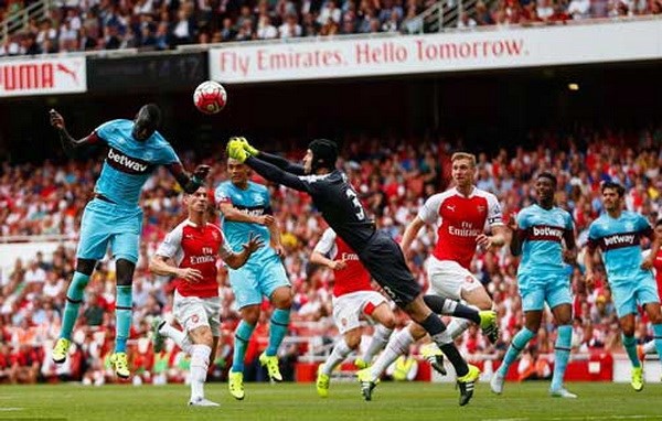 Pha ra vào không hợp lý của Petr Cech trong bàn thua đầu tiên. (Nguồn: Getty)