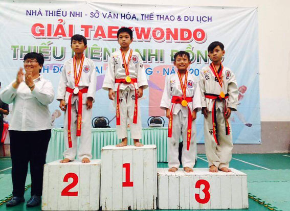 Ban tổ chức trao huy chương cho các võ sĩ đoạt thứ hạng.