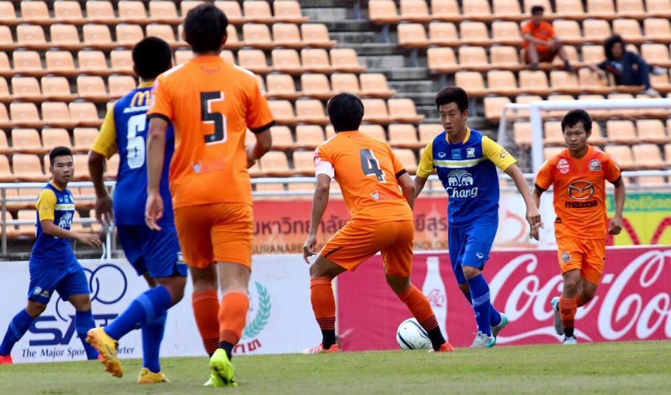 U19 Thái Lan (áo xanh) thua đậm.