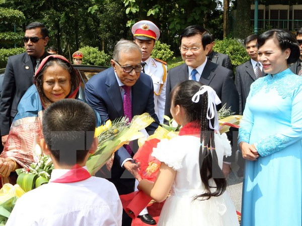 Thiếu nhi Thủ đô Hà Nội tặng hoa chào mừng Tổng thống Md. Abdul Hamid và Phu nhân. (Ảnh: TTXVN)