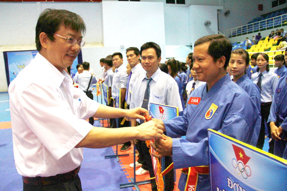 Ban tổ chức tặng cờ lưu niệm cho các đoàn tham dự