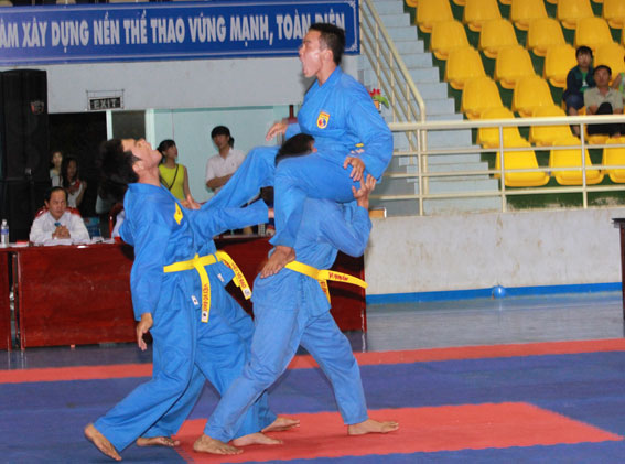 Các võ sĩ thi đấu nội dung thi quyền “đòn chân tấn công nam”