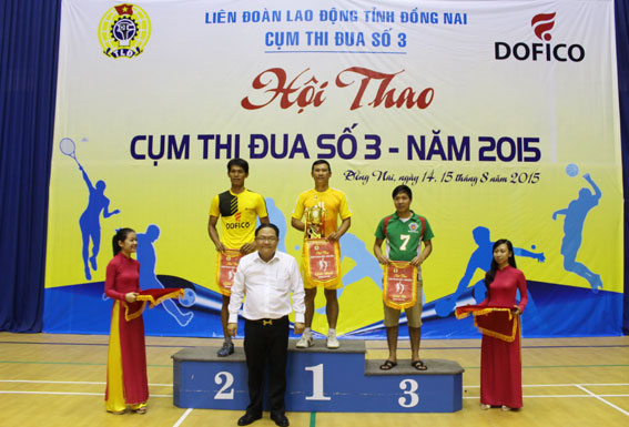 Ông Nguyễn Kim Long, Chủ tịch Công đoàn, Phó tổng giám đốc Dofico trao giải cho các đơn vị đoạt thứ hạng