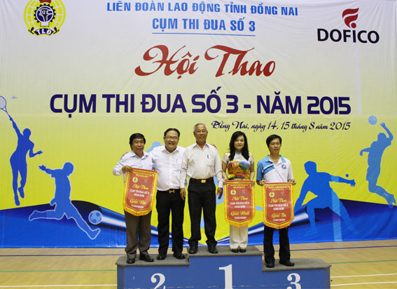 Ban tổ chức trao giải cho 3 đơn vị dẫn đầu toàn đoàn