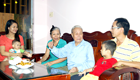 Ông Nguyễn Đình Ái (giữa) đang kể chuyện kháng chiến cho con cháu nghe mỗi khi sum họp.