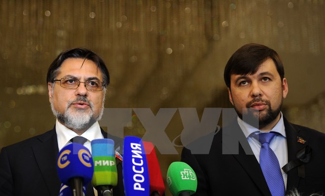 Đại diện Cộng hòa Donetsk tự xưng Denis Pushilin (phải) và Cộng hòa Luhansk tự xưng Vladislav Deynego trong cuộc họp báo ở Minsk, Belarus ngày 2/6. (Nguồn: AFP/TTXVN)