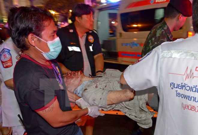 Lực lượng cứu hộ chuyển người bị thương trong vụ nổ bom, tối 17/8 ở trung tâm Bangkok. (Nguồn: AFP/TTXVN)