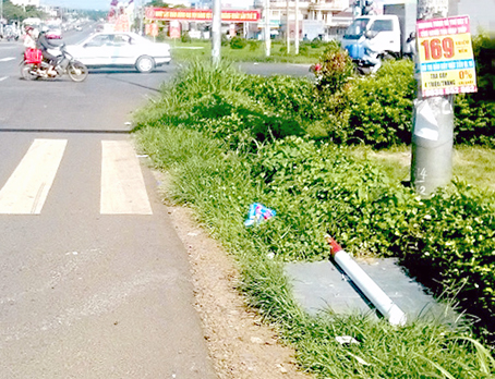 Biển báo nằm "phơi nắng"