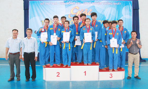 Ban tổ chức trao huy chương cho các võ sĩ đoạt thứ hạng.