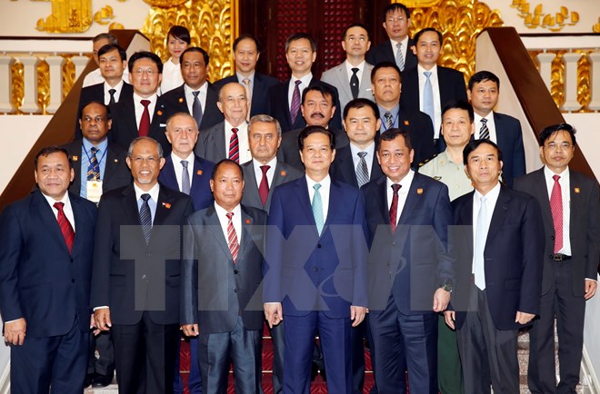 Thủ tướng Nguyễn Tấn Dũng với các Trưởng đoàn. (Ảnh: TTXVN)