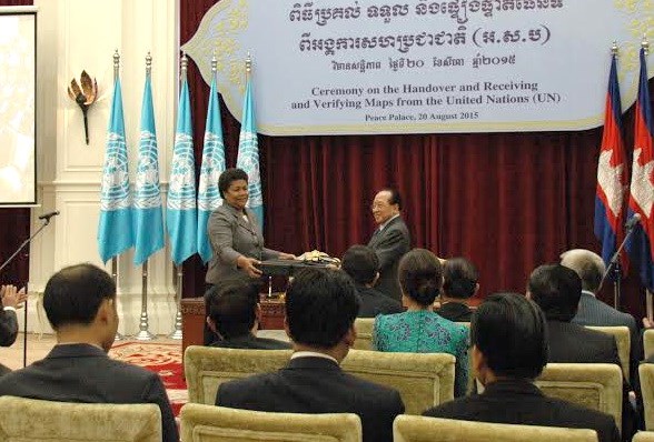 Đại diện Liên hợp quốc trao bàn đồ cho phía Campuchia. (Ảnh: Vietnam+)