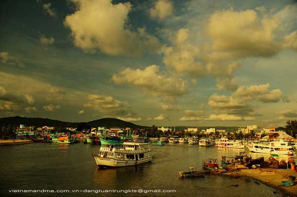  Late afternoon at the wharf of Duong Dong. 