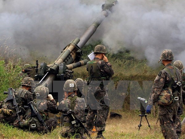 Binh sỹ Hàn Quốc nã pháo về phía vị trí bắn pháo từ Triều Tiên. (Nguồn: Yonhap/TTXVN)