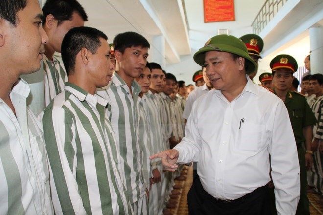 Deputy Prime Minister Nguyen Xuan Phuc meets prisoners in Xuan Loc prison in the southern province of Dong Nai