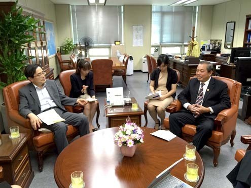 Chief Judge of the VPSC Truong Hoa Binh (right) talks with Deputy Minister for Multilateral and Global Affairs Shin Dong-ik 