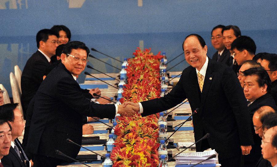 Ông Trần Đức Minh (trái) bắt tay ông Lin Join-sane (phải) tại vòng đám phán lần thứ 10 diễn ra tại Đài Bắc năm 2014. (Nguồn: Xinhua)