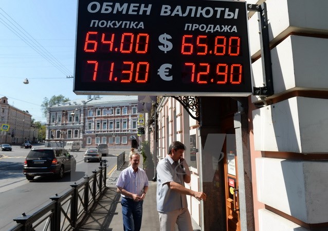 Bảng tỷ giá giữa đồng ruble và USD, đồng ruble và euro tại Moskva ngày 12/8. (Nguồn: AFP/TTXVN)