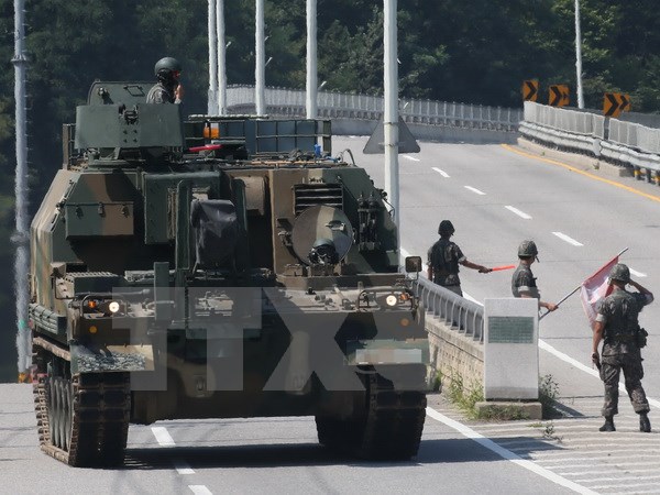 Xe quân sự Hàn Quốc tại thành phố biên giới Paju ngày 17/8. (Nguồn: Yonhap/TTXVN)