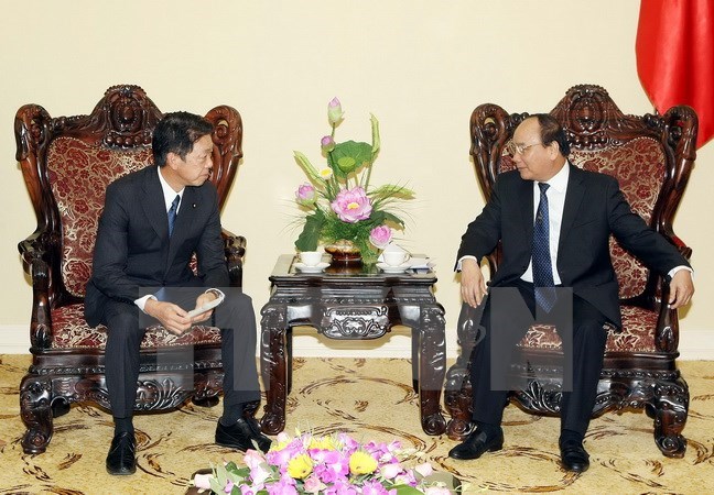 Deputy PM Nguyen Xuan Phuc receives Japan’s Parliamentary Vice Minister of Internal Affairs and Communications Youji Mutou 