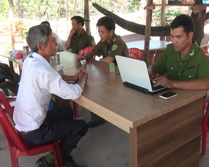 Công an lấy lời khai nhân chứng