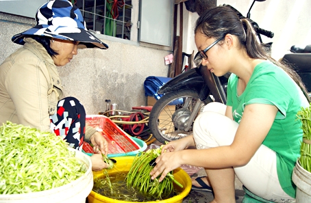 Ngoài giờ học, Trần Thị Thanh Vân lại đi bào rau muống kiếm thêm thu nhập cho gia đình.