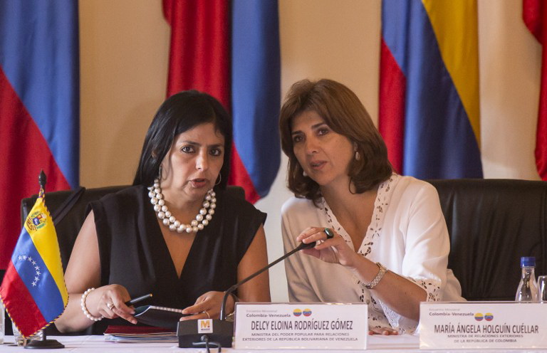 Ngoại trưởng Colombia Maria Angela Holguin (phải) và Ngoại trưởng Venezuela Delcy Rodriguez tại cuộc họp giải quyết khủng hoảng biên giới, ở Cartagena, Colombia, ngày 26/8. (Nguồn: AFP)
