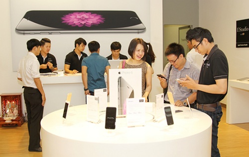 Apple Inc. has chosen FPT Shop and The gioi di dong (Mobile World) as its two main retailers 
