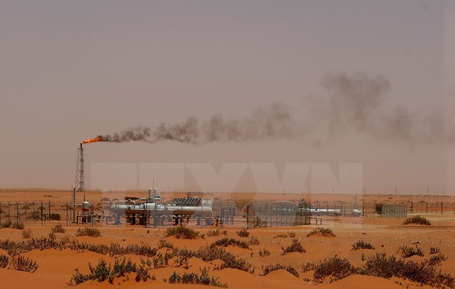 Cơ sở lọc dầu Saudi Aramco trên sa mạc gần khu vực giàu dầu mỏ Khouris của Saudi Arabia. (Nguồn: AFP/TTXVN)