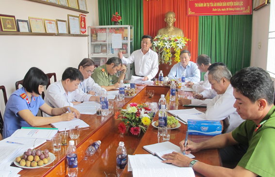  Đoàn giám sát làm việc tại Hội trường Tòa án nhân dân huyện Xuân Lộc.