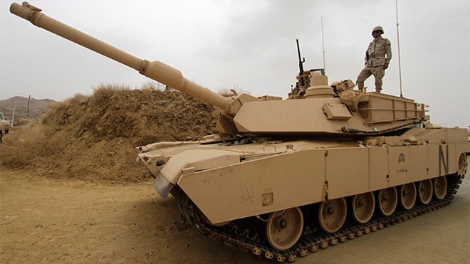 Xe tăng quân đội Saudi Arabia gần biên giới với Yemen. (Ảnh: reuters)