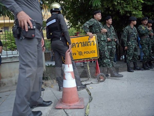 Cảnh sát Thái Lan gác bên ngoài khu chung cư nơi nghi can vụ đánh bom đền Erawan bị bắt giữ. (Nguồn: AFP/TTXVN)