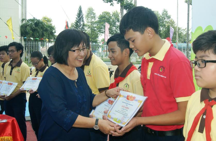 Bà Nguyễn Thị Ngọc Dung, Giám đốc Nhà thiếu nhi tỉnh tặng giấy khen cho các cá nhân đạt thành tích xuất sắc trong hoạt động hè 2015