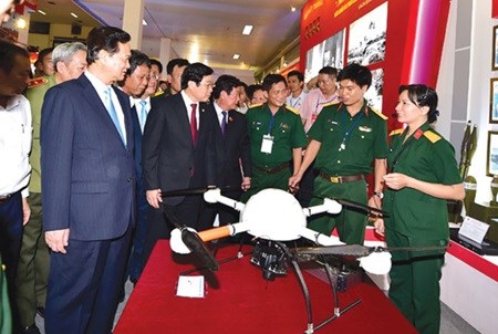 Prime Minister Nguyen Tan Dung has a close look at a modern unmanned aircraft model at the Ministry of Defence's display area at the exhibition. 