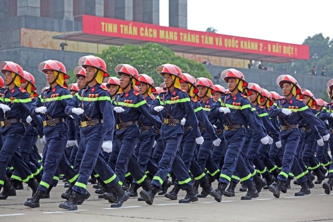 Các chiến sĩ phòng cháy chữa cháy diễu hành tập dượt tại buổi tổng duyệt Lễ kỷ niệm 70 năm Cách mạng tháng 8 và Quốc khánh 2-9 tại Quảng trường Ba Đình - Ảnh: Việt Dũng