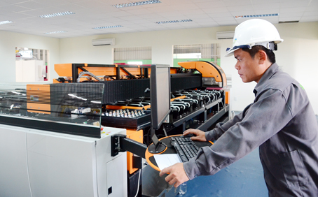 Đầu tư máy móc, công nghệ mới hiện nay chủ yếu là ở các doanh nghiệp  lớn có tiềm lực kinh tế.  Trong ảnh: Một góc dây chuyền sản xuất kính công nghệ châu Âu của Công ty kính Sado tại xã Tam Phước (TP.Biên Hòa).